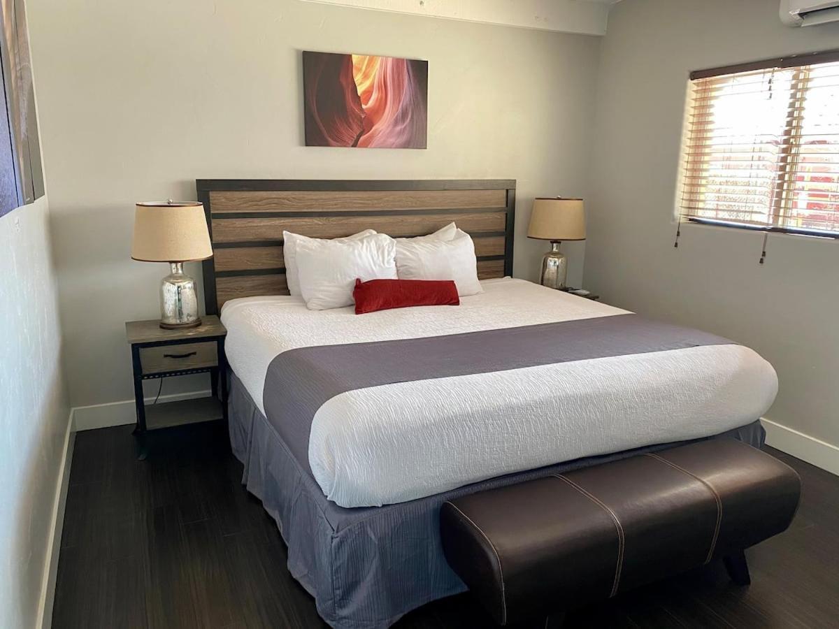 The Flagstone Boutique Inn & Suites Кейнаб Екстериор снимка