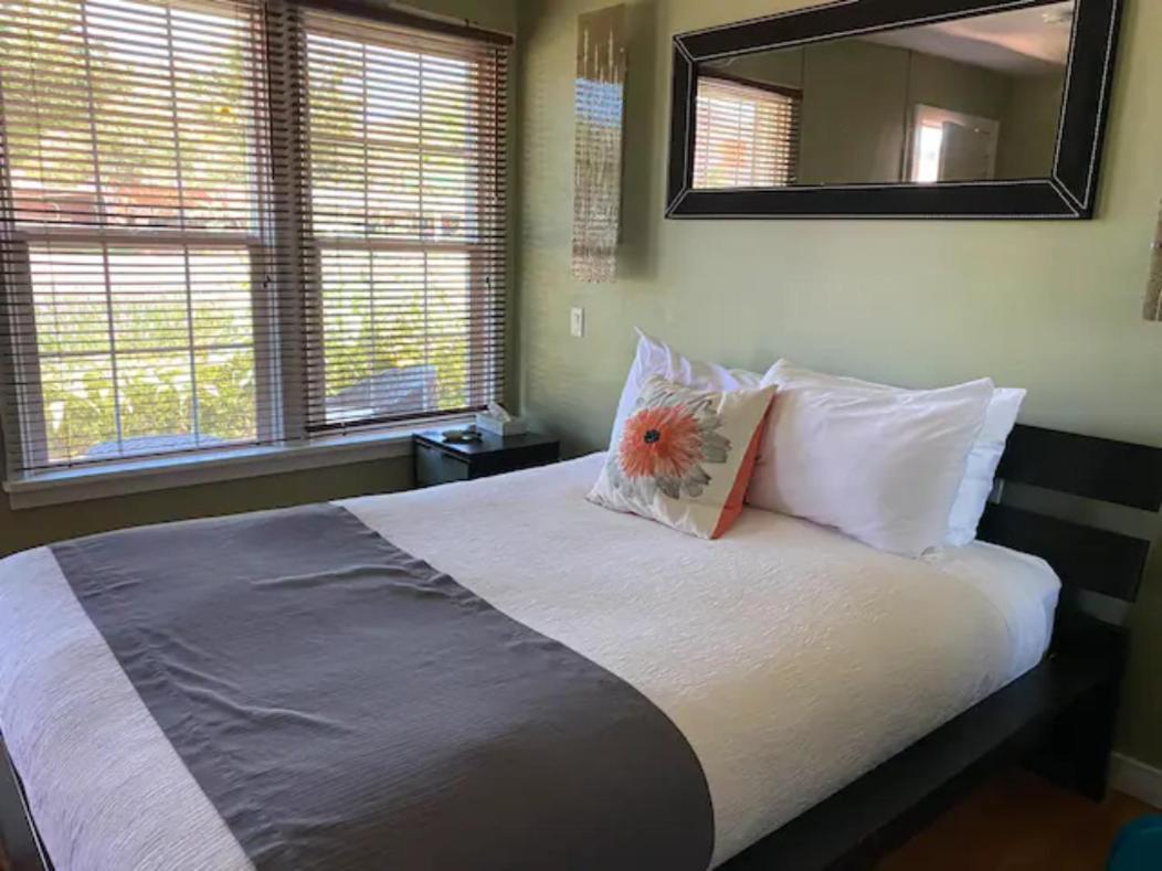 The Flagstone Boutique Inn & Suites Кейнаб Екстериор снимка
