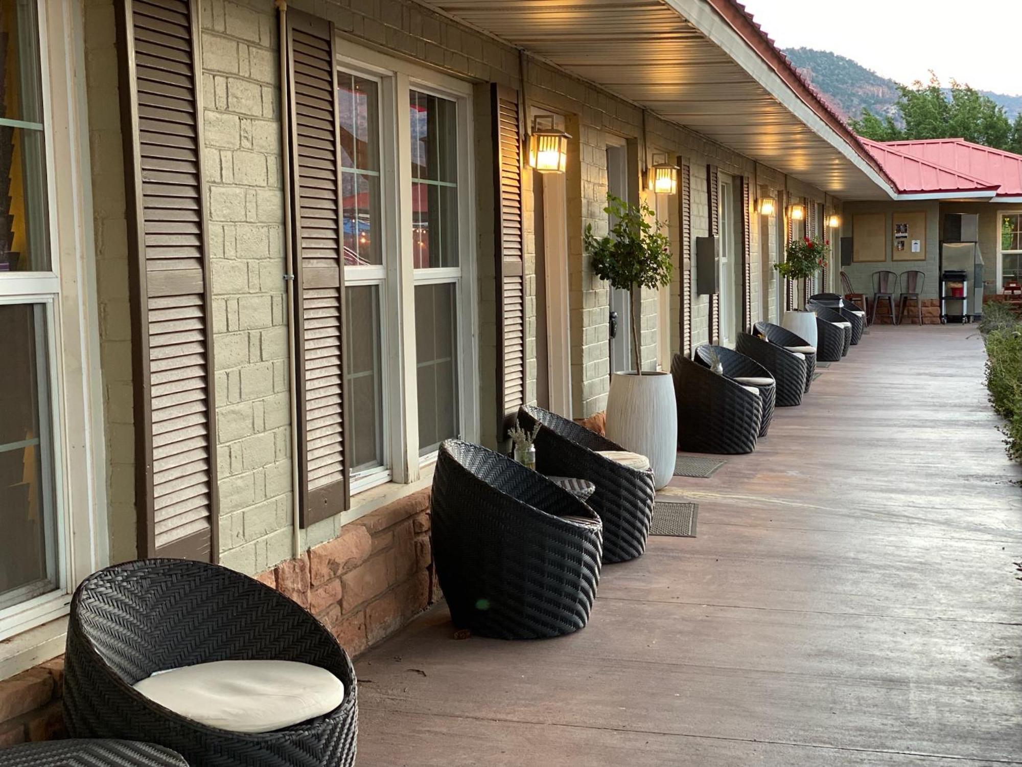 The Flagstone Boutique Inn & Suites Кейнаб Екстериор снимка