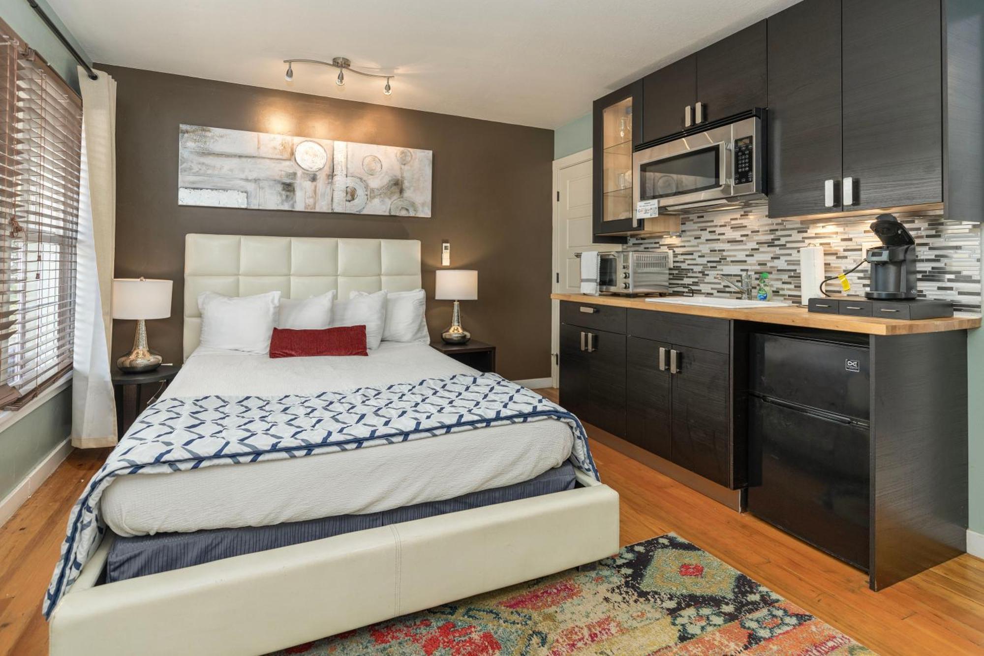 The Flagstone Boutique Inn & Suites Кейнаб Екстериор снимка