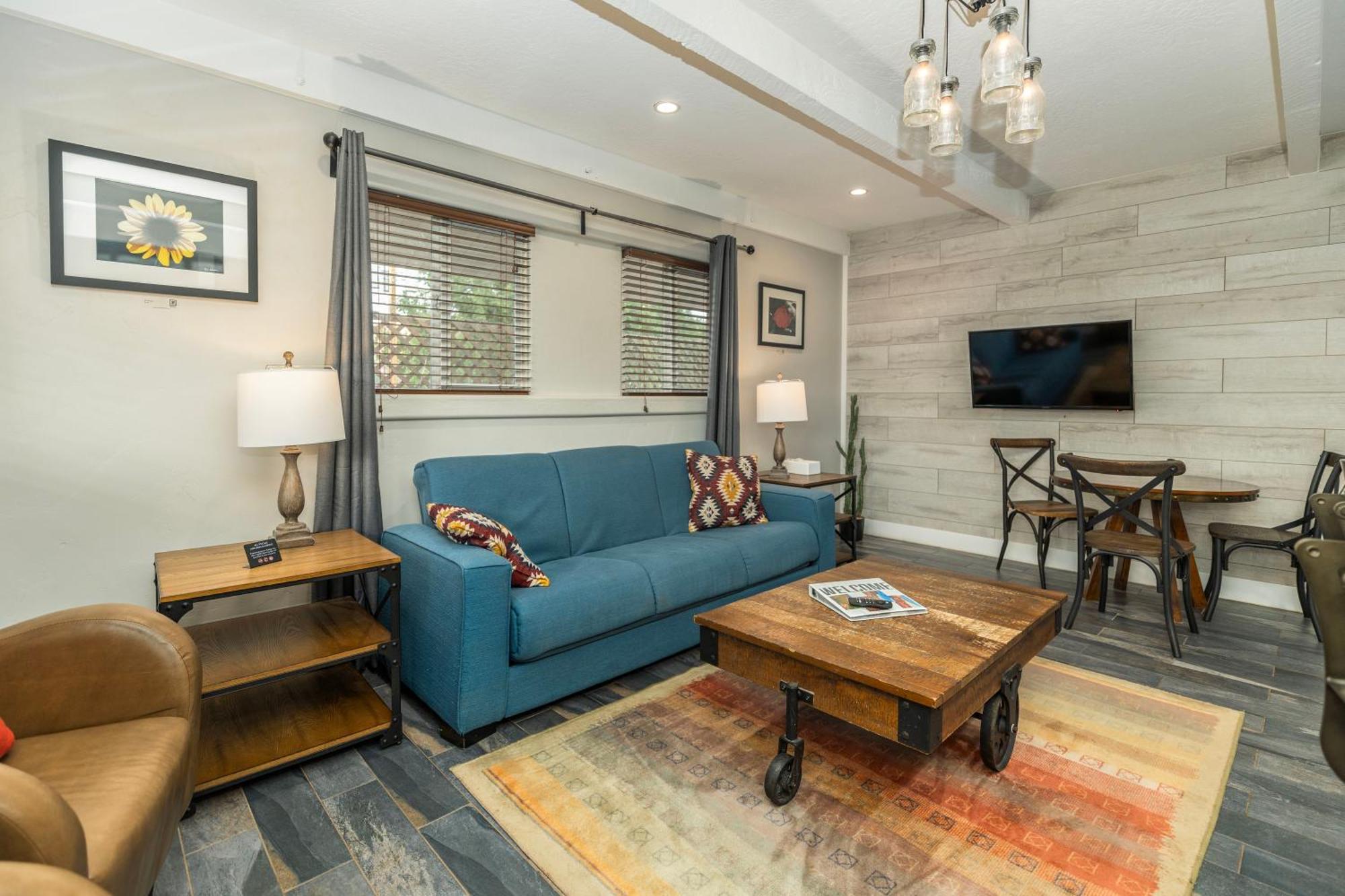 The Flagstone Boutique Inn & Suites Кейнаб Екстериор снимка