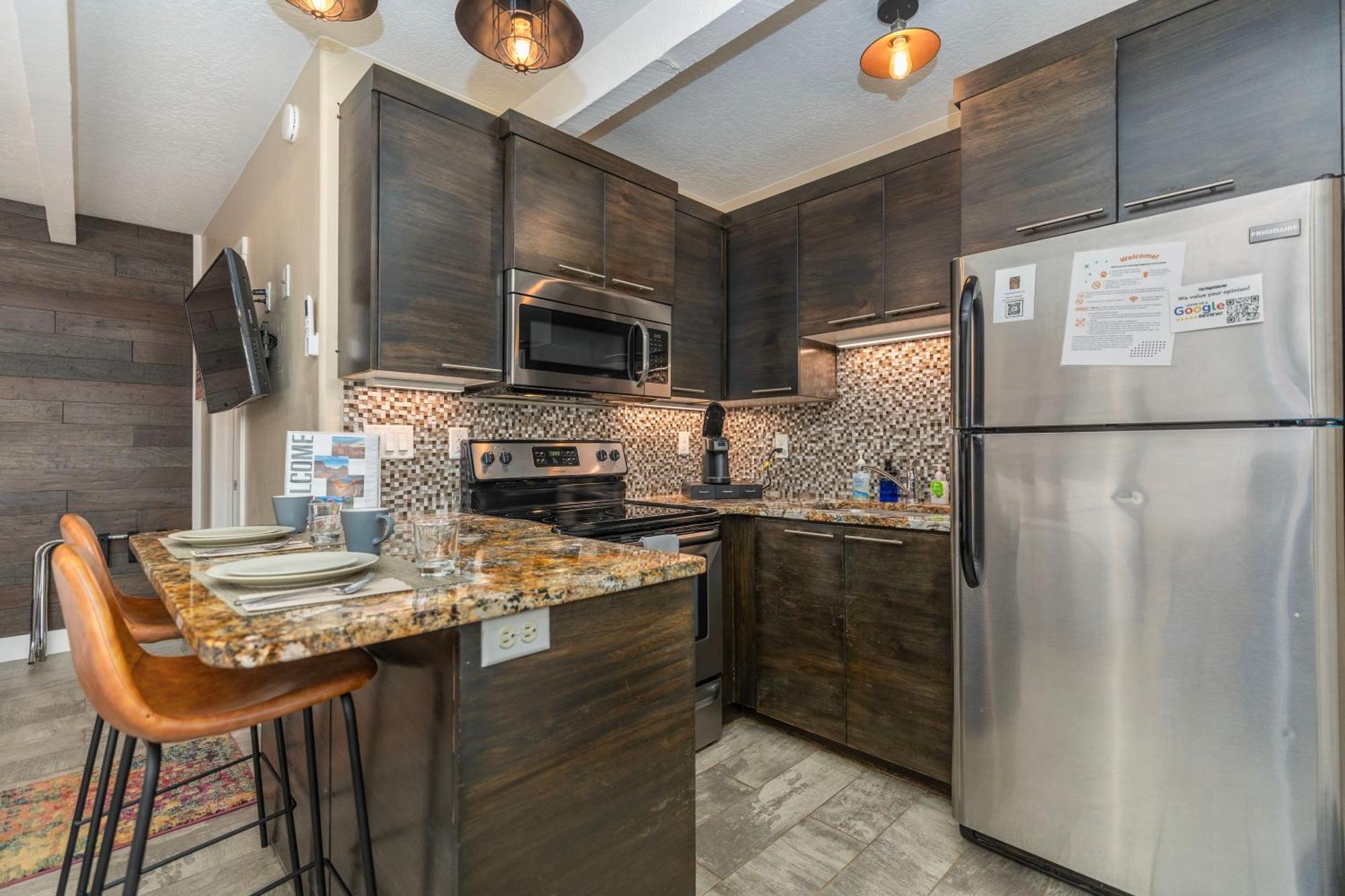 The Flagstone Boutique Inn & Suites Кейнаб Екстериор снимка
